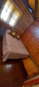 2 Betten übereinander gestapelt in der Unterkunft Cabaña de Troncos en Colonia Suiza in Mendoza
