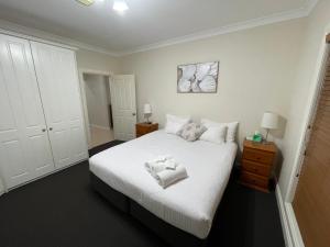 เตียงในห้องที่ Spacious resort style property with pool in Mudgee - Rest Easy Mudgee Villa