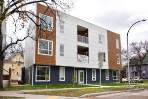 d'un immeuble d'appartements blanc et marron dans l'établissement Premium Modern Condo Top Location 2Bed, à Winnipeg