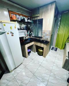Virtuvė arba virtuvėlė apgyvendinimo įstaigoje Flat na Praia de Itapuã no Terreo com AR-Condicionado - SEM TAXAS