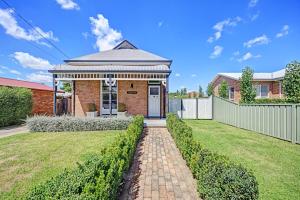 uma casa de tijolos com um portão e um caminho de tijolos em Prince Street Cottage - 1890’s Edwardian Gem em Orange