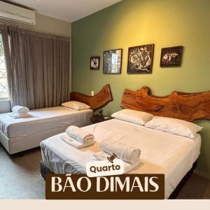 2 Betten in einem Hotelzimmer mit Dusche oder Badewanne oder Dusche in der Unterkunft Kim Casa BH in Belo Horizonte