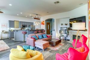 ein Wohnzimmer mit rosa und blauen Möbeln in der Unterkunft Indio Couples Retreat with Pool, Hot Tub and Patio in Indio