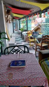 un restaurante con una mesa con un plato en una mesa sidx sidx en Hostel Lobo Inn - Buzios, en Búzios