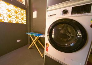 - un lave-linge dans une chambre avec fenêtre dans l'établissement Suíte Luxo contêiner no Caçari, à Boa Vista