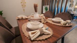 uma mesa de madeira com pratos e pratos em منتجع قوفالي em Obhor