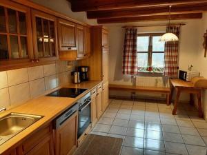 Kuchyňa alebo kuchynka v ubytovaní Holiday apartment in Viechtach