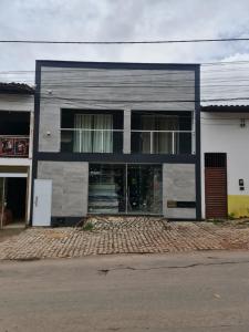 un edificio en una calle de ladrillo frente a un edificio en Bahia Trip Flats en Lençóis