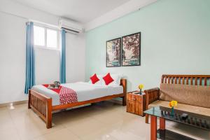 1 dormitorio con 1 cama y 1 sofá en OYO Flagship 90284 Majestic Stays en Kakkanad