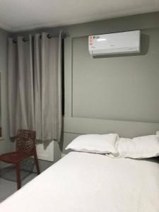 1 Schlafzimmer mit einem Bett und Klimaanlage in der Unterkunft Quarto no Dubai Residence in São Luís