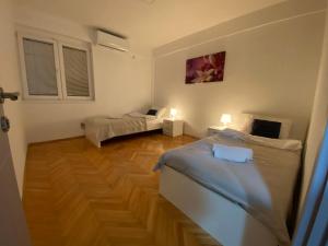 um quarto com duas camas e uma televisão em FIA HOUSE Hrom em Dolno Nerezi