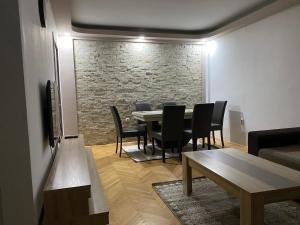 uma sala de jantar com mesa e cadeiras em FIA HOUSE Hrom em Dolno Nerezi