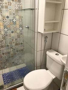 ein kleines Bad mit einem WC und einer Dusche in der Unterkunft Quarto no Dubai Residence in São Luís
