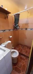 La salle de bains est pourvue de toilettes et de carrelage. dans l'établissement SAN IGNACIO MIXCO, à Guatemala
