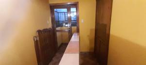 une chambre vide avec une porte et un couloir dans l'établissement SAN IGNACIO MIXCO, à Guatemala