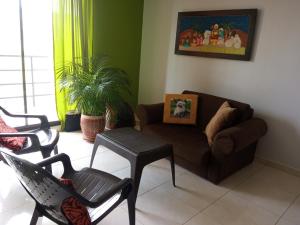 sala de estar con sofá y silla en Hospédate cerca al aeropuerto Matecaña en Pereira