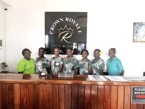 een groep mensen die achter een bar staan bij Crown Royale Hotel & Lounge in Port Vila
