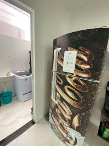 una nevera con algo de comida en la cocina en Casa Dunas do Peró - Cabo Frio, en Cabo Frío