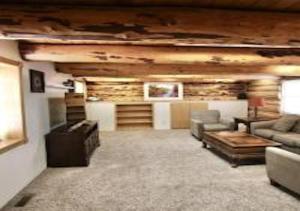 ein Wohnzimmer mit 2 Sofas und einem Tisch in der Unterkunft Log Haven in Blanding in Blanding