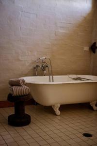eine weiße Badewanne im Bad mit in der Unterkunft The Old Clarence Brewery in Maclean