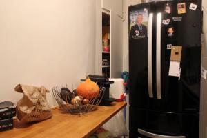 een keuken met een zwarte koelkast en een aanrecht met een tafel bij Spacious apartment - near Palais Garnier in Parijs