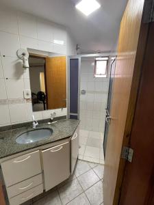 ein Badezimmer mit Waschbecken und Dusche in der Unterkunft Flat CTC - Golden Thermas Residence - Torre B in Caldas Novas