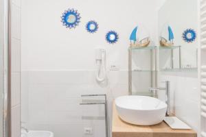 a bathroom with a sink and a bath tub at La Finestra sul Mare a Drignana (5Terre, Vernazza) in Vernazza +49 photos