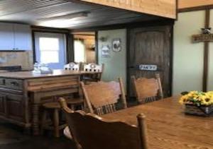 Il comprend une cuisine avec une table en bois et un comptoir. dans l'établissement Farm House Cabin, Patio, TV Room, Games, BBQ, Campfire, à Verdure