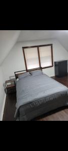 Кровать или кровати в номере Cozy home in Washington Heights