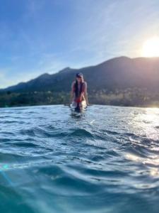 een vrouw in het water in de oceaan bij Recanto Itaitu in Jacobina