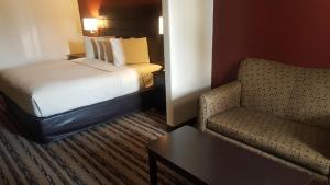 Säng eller sängar i ett rum på Red Roof Inn & Suites Houston – Humble/IAH Airport