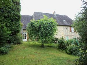 un arbre dans la cour d'une maison dans l'établissement Gîte Les Coteaux Périgourdins, 3 pièces, 4 personnes - FR-1-616-291, à Grèzes