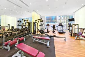 Fitness centrum a/nebo fitness zařízení v ubytování Silkhaus Dubai Marina modern tower 1BDR on high floor