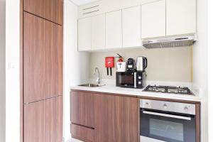 eine Küche mit einer Spüle und einem Herd Top-Backofen in der Unterkunft Silkhaus Business Bay in new Building Large studio with bedroom in Dubai