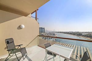 Balkón nebo terasa v ubytování Silkhaus Palm Jumeirah stylish studio with full sea view