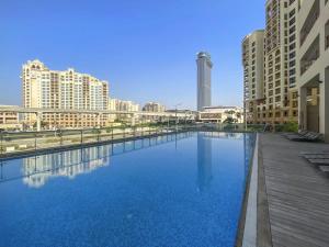 Bazén v ubytování Silkhaus Palm Jumeirah stylish studio with full sea view nebo v jeho okolí