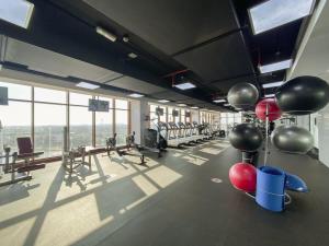 Fitness centrum a/nebo fitness zařízení v ubytování Silkhaus Palm Jumeirah stylish studio with full sea view