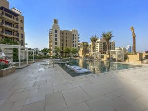 uma piscina numa cidade com edifícios altos em Silkhaus newly furnished 1BDR next to Burj Al Arab em Dubai