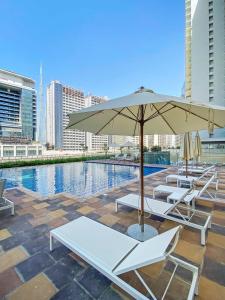 Bazén v ubytování Silkhaus Burj Khalifa view cozy studio with bedroom nebo v jeho okolí