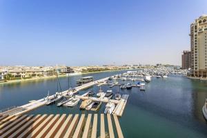 een jachthaven gevuld met veel boten in het water bij Silkhaus majestic studio with sea view Palm Jumeirah in Dubai