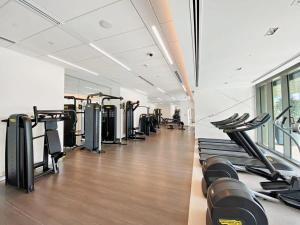 Fitness centrum a/nebo fitness zařízení v ubytování Silkhaus new 1BDR in Downtown with direct access Dubai Mall