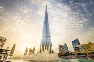 una vista del burj khalifa con una fuente en Silkhaus new 1BDR in Downtown with direct access Dubai Mall, en Dubái