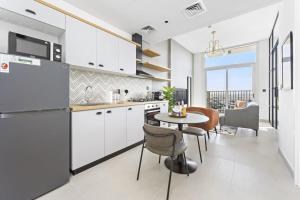 Kuchyň nebo kuchyňský kout v ubytování Silkhaus Dubai Hills 1BDR in exclusive area