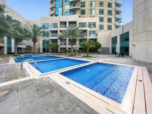 Bazén v ubytování Silkhaus prime 1BR near Burj Khalifa nebo v jeho okolí