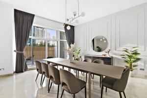 comedor con mesa, sillas y espejo en Silkhaus Ideal for Big Family, 5BDR with Private Roof Top, en Dubái