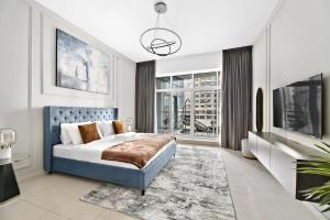 - une chambre avec un lit et une grande fenêtre dans l'établissement Silkhaus Ideal for Big Family, 5BDR with Private Roof Top, à Dubaï