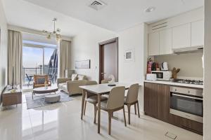 Kuchyň nebo kuchyňský kout v ubytování Silkhaus new Tower 2BDR with spacious room in Business Bay