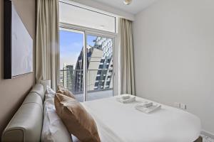 Postel nebo postele na pokoji v ubytování Silkhaus new Tower 2BDR with spacious room in Business Bay