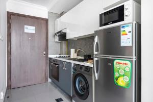 A kitchen or kitchenette at Silkhaus exquisite studio in Art Gardens with gym access