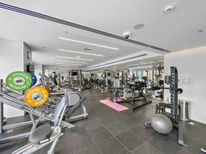 Fitness centrum a/nebo fitness zařízení v ubytování Silkhaus new studio in JVC with queen Bed